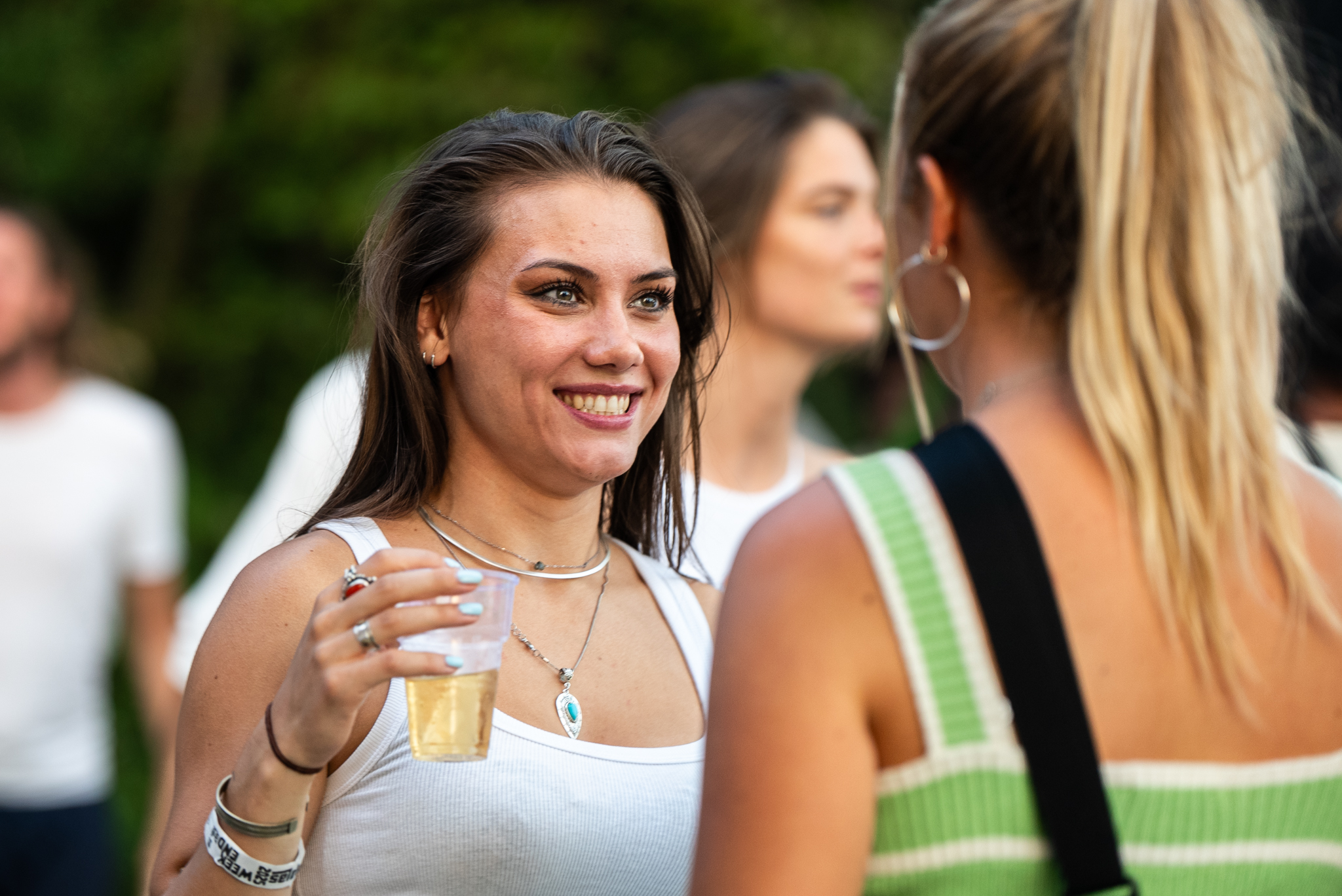 Rastaplas festival sfeer — vrienden die genieten van One Love